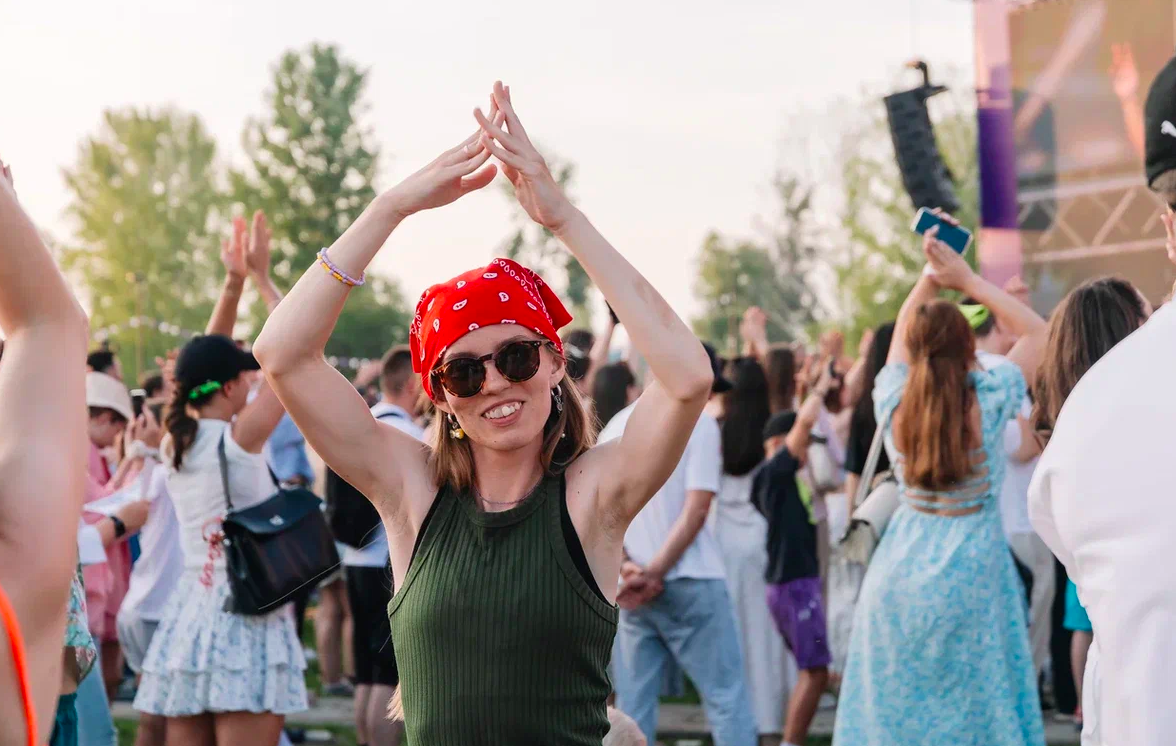 Фото Орали «Сигма-бой» и «А у реки». Опубликованы яркие моменты Черника Music Fest в Новосибирске 52